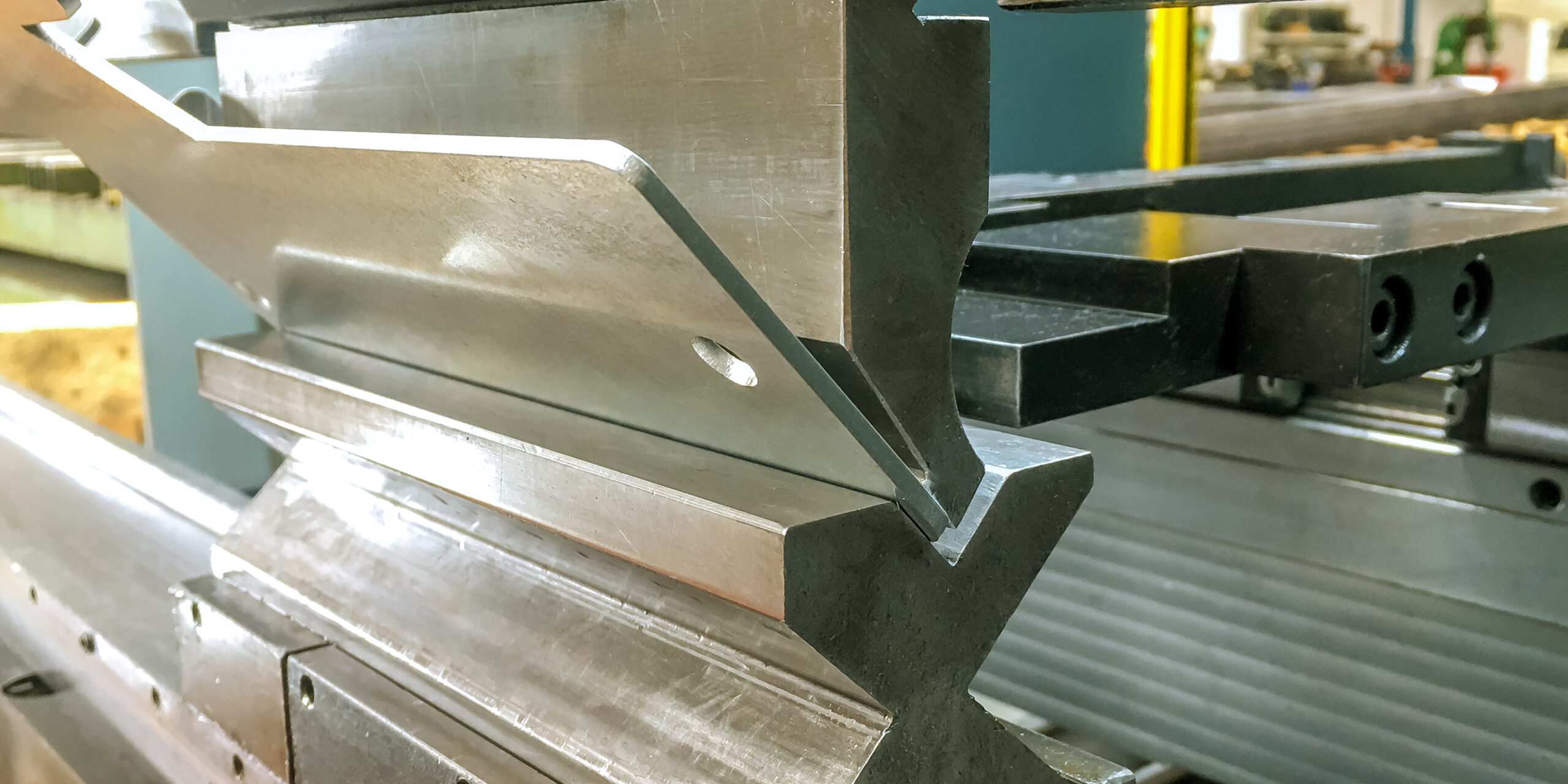 Bending sheet metal with a hydraulic machine at the factory