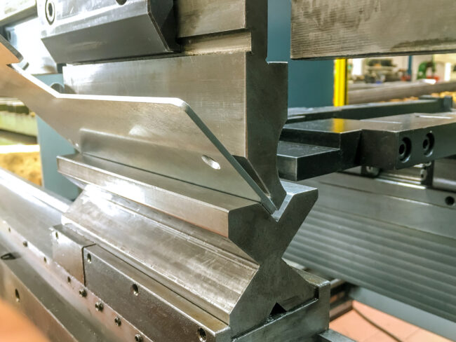 Bending sheet metal with a hydraulic machine at the factory